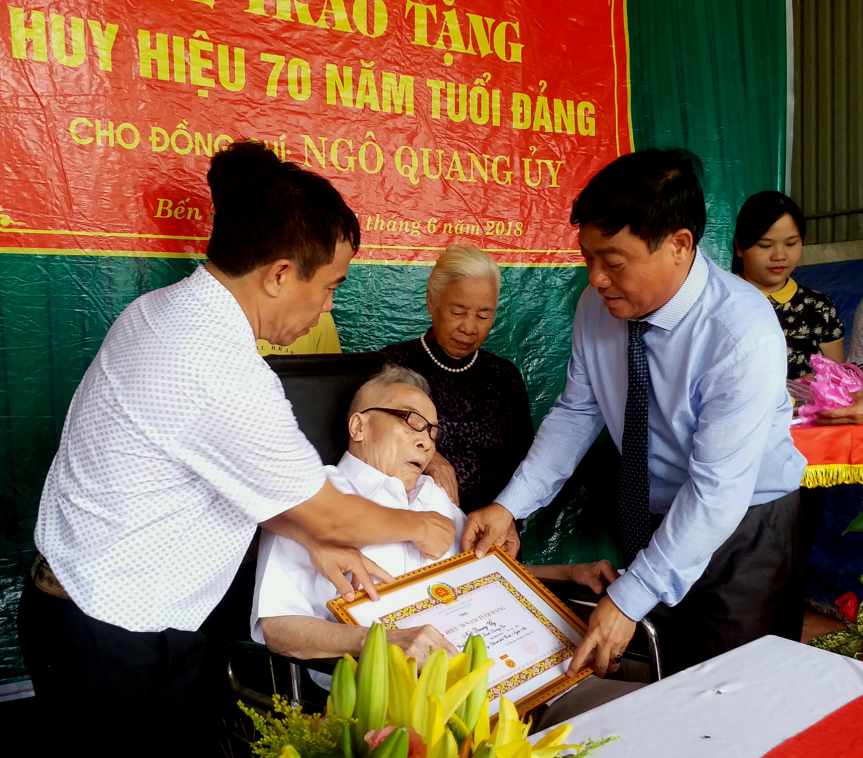 Đồng chí Võ Viết Thanh - Bí thư Thành ủy Vinh trao Huy hiệu 70 năm tuổi Đảng cho đảng viên Ngô Quang Ủy. Ảnh Ngân Hà