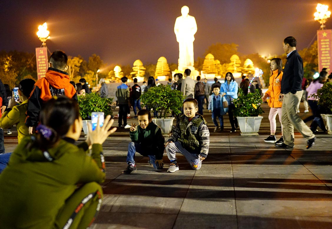 quảng Trường HCM luôn đông đúc vào đêm, ảnh Hồ Đình Chiến
