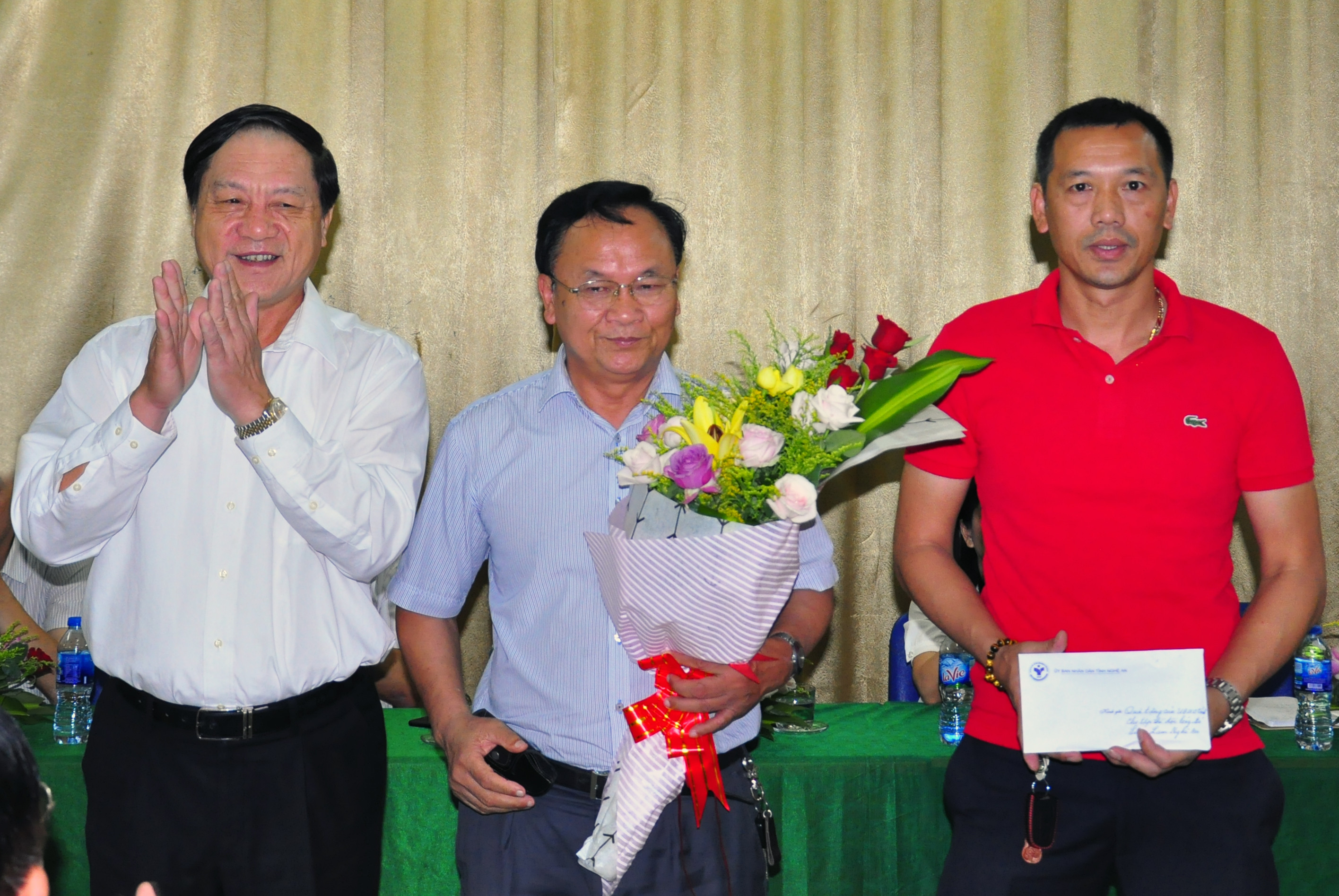 Đồng chí Lê Minh Thông tặng quà động viên CLB SLNA Ảnh: Đức Dũng