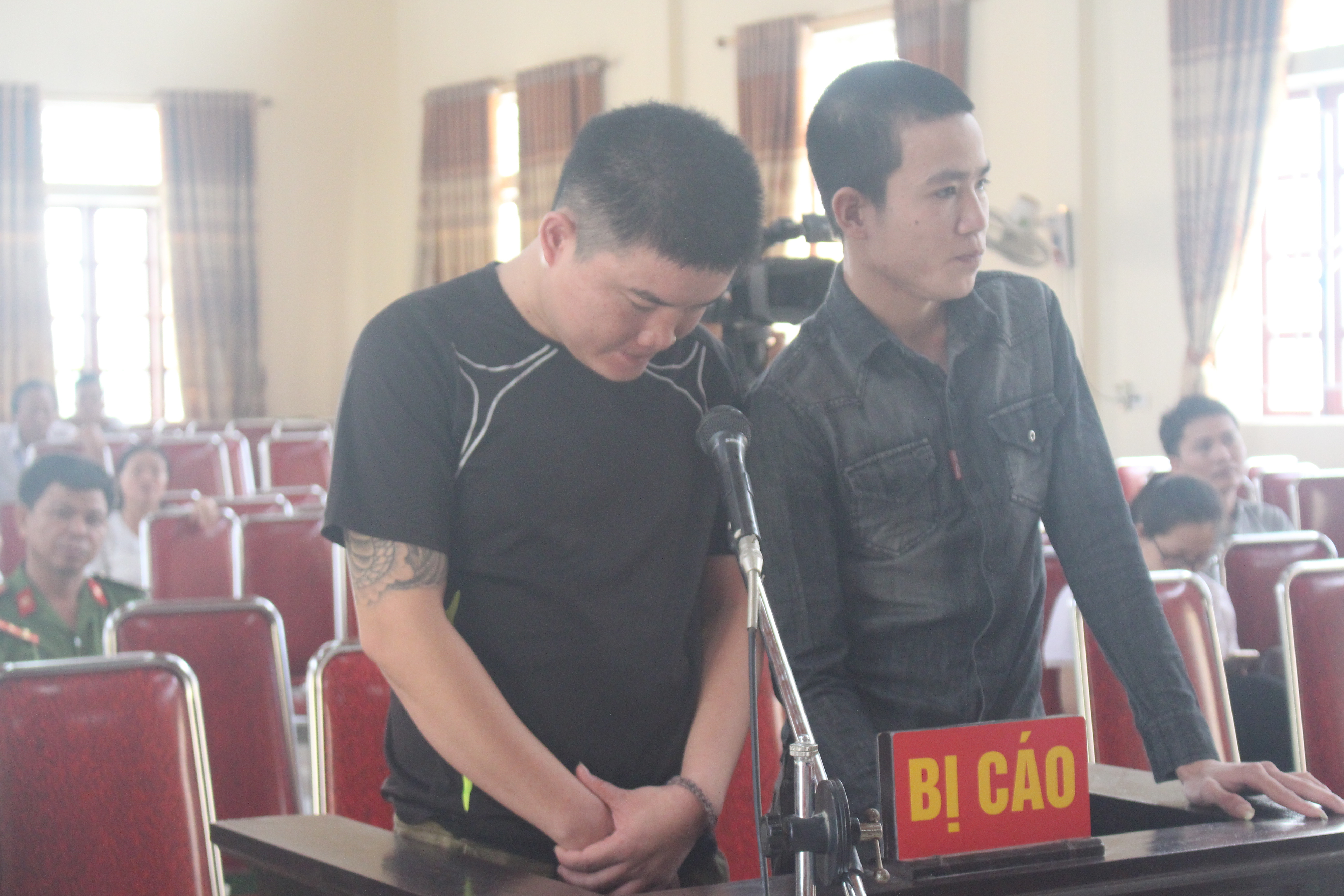 2 bị cáo Nguyễn Văn Tươi và Phan Đức Thắng cúi đầu nhận tội trước tòa. Ảnh: Hồ Thủy