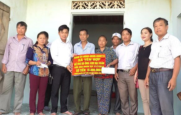 Trao số tiền hỗ trợ nhà ở cho người có công tại xã Yên Hợp, huyện Quỳ Hợp. Ảnh: Tư liệu