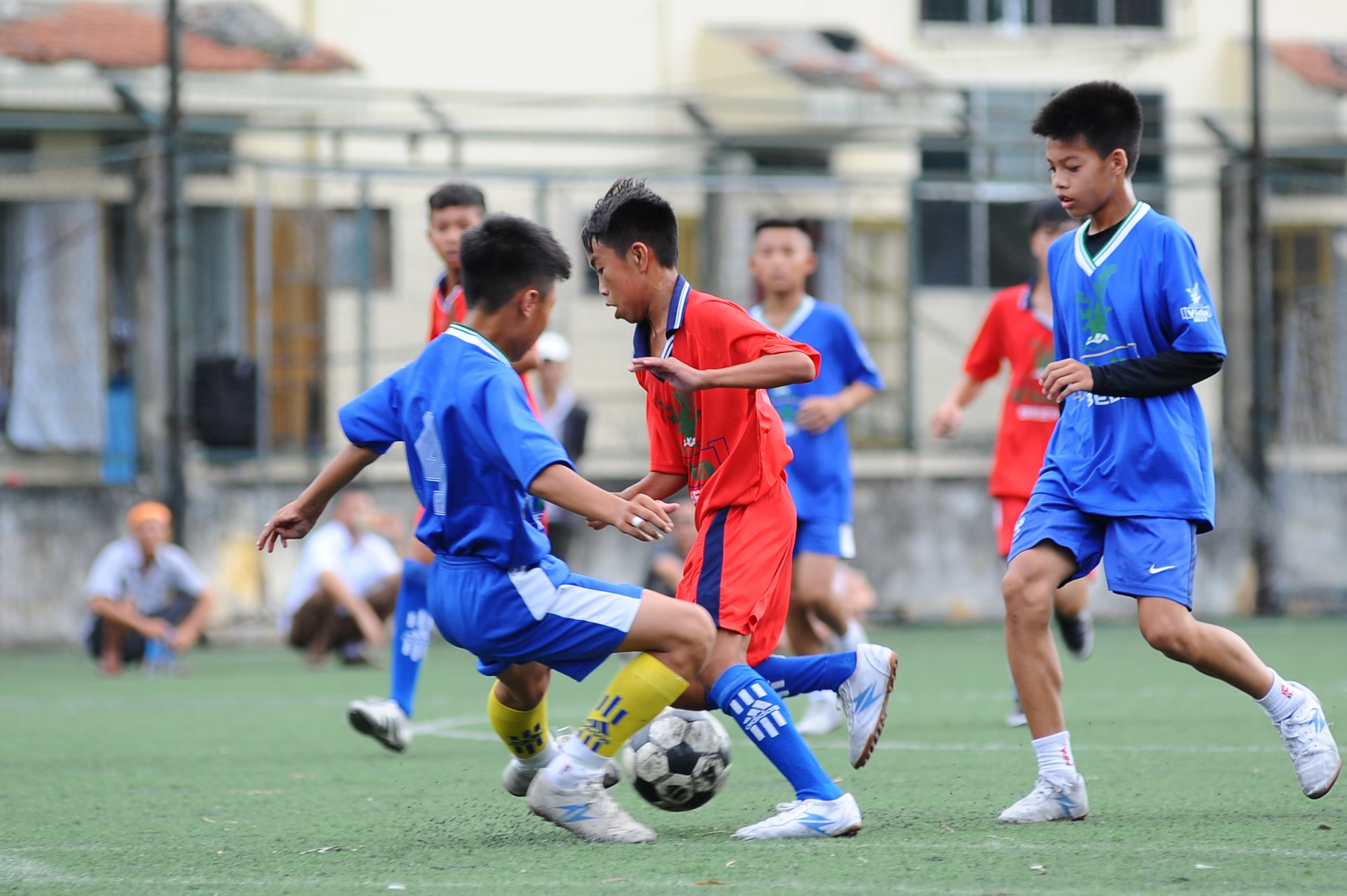  Linh hồn của đội TN Quỳnh Lưu số 8 Hoàng Văn Bình tả xung, hữu đột giữa hàng thủ TN Tp.Vinh. Ảnh: Thành Cường