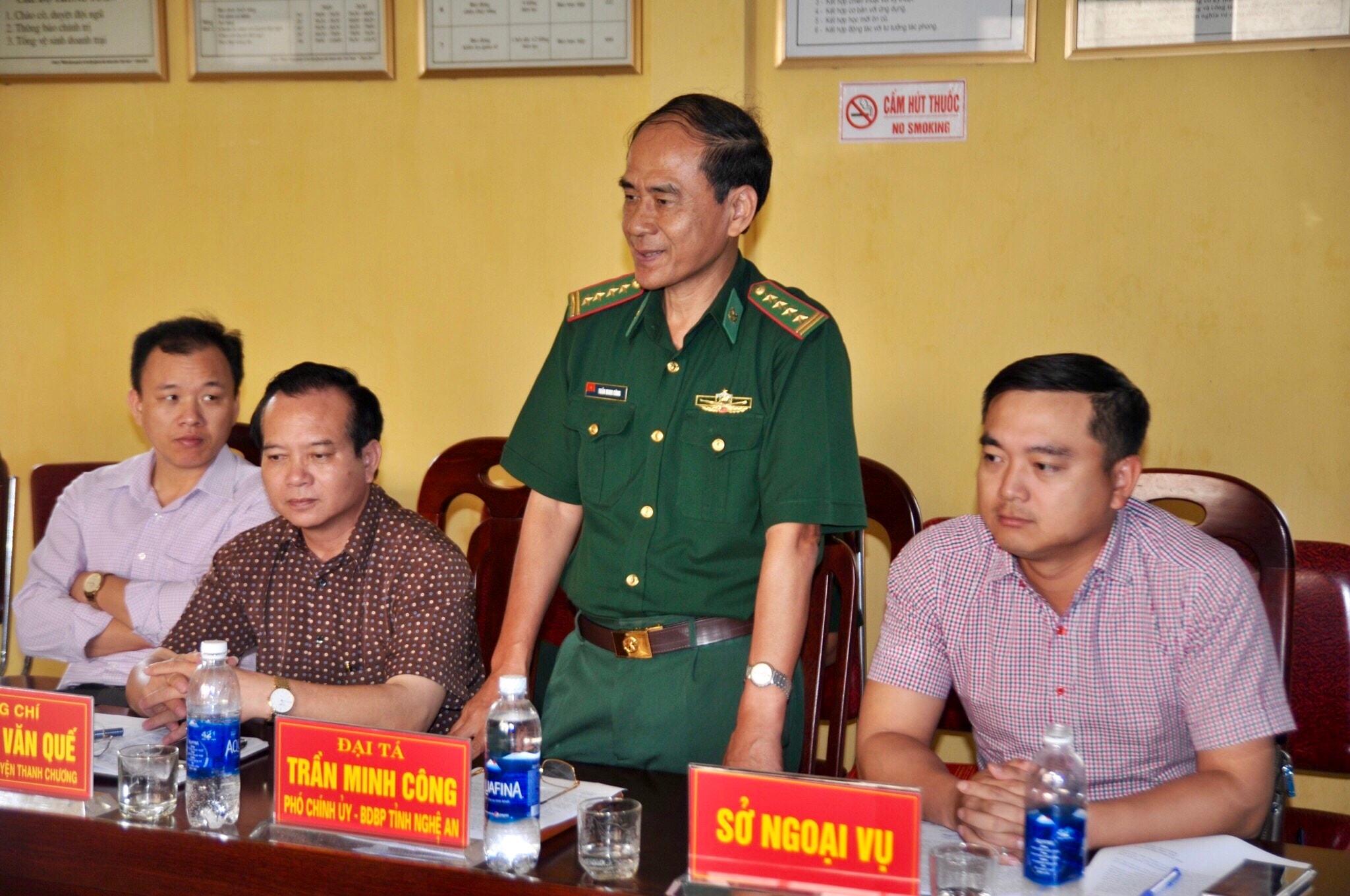 Bộ ngoại giao làm việc với Đồn Biên phòng. Ảnh: Hùng Phong