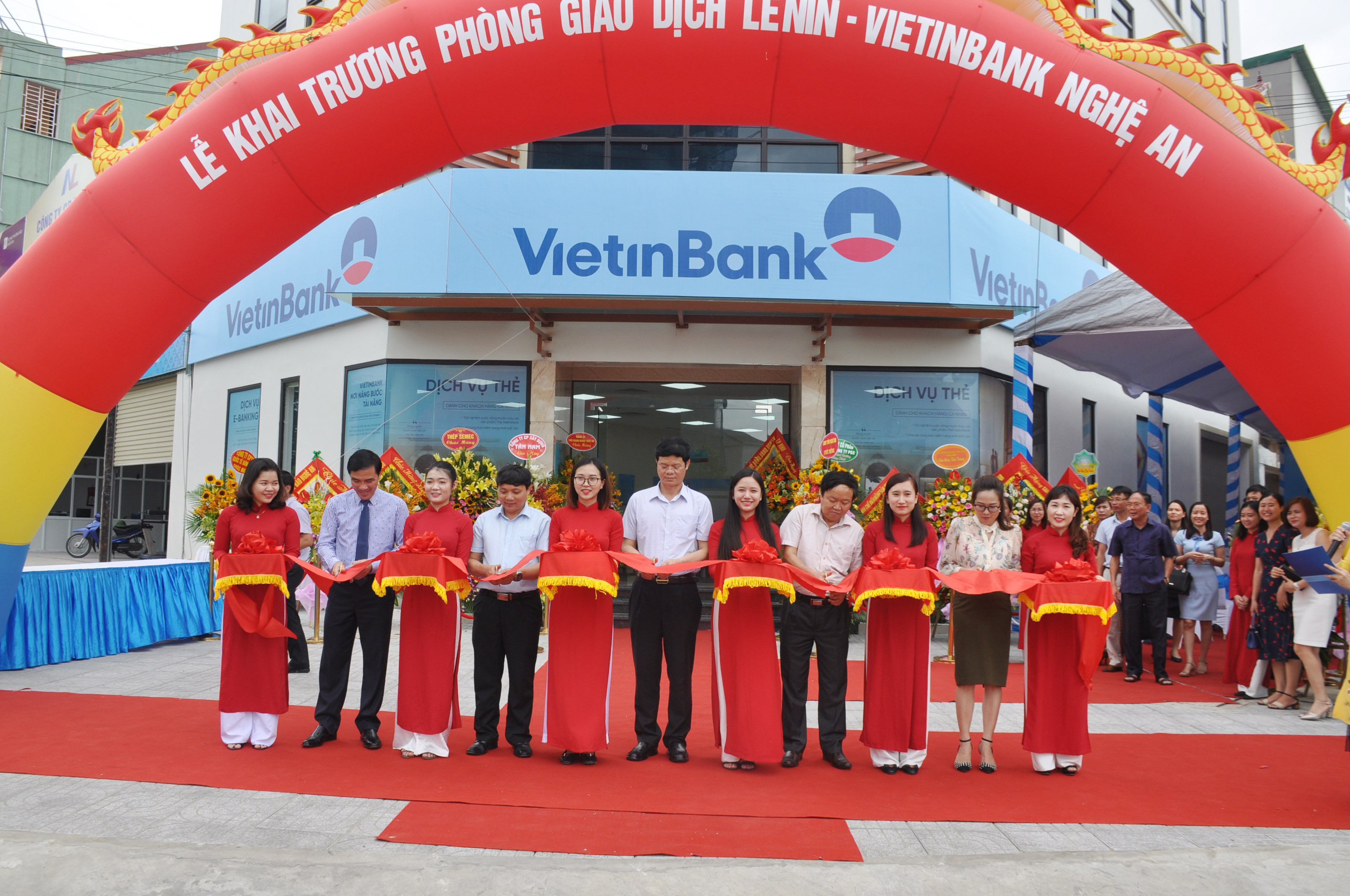 Cắt băng khai trương phòng giao dịch Lê Nin - Vietibank Nghệ An. Ảnh: Thu Huyền