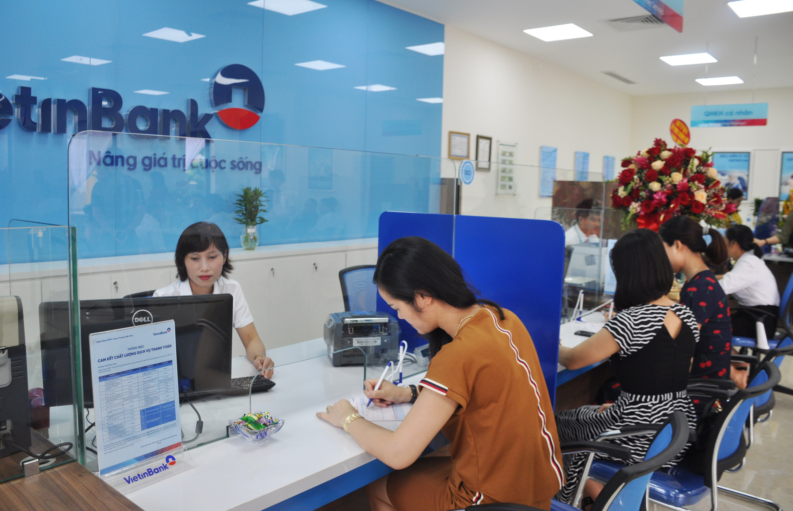 Khách hàng giao dịch  tại phòng giao dịch Lê Nin- Vietinbank Nghệ An. Ảnh: Thu Huyền