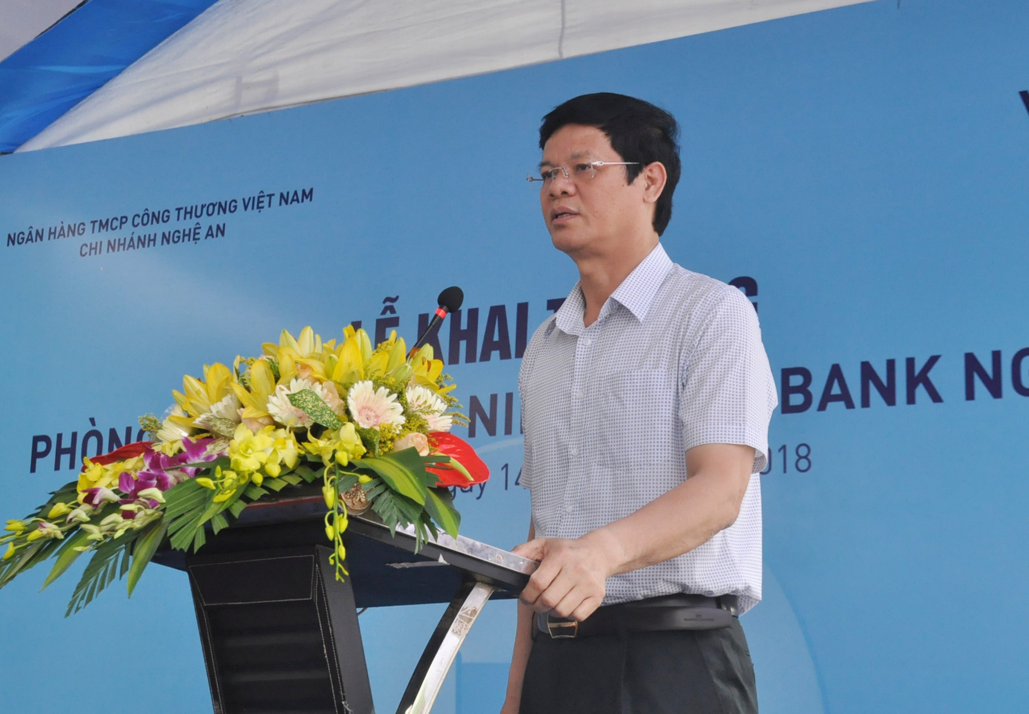 Phó chu tịch UBND tỉnh Lê Xuân Đại phát biểu chúc mừng Vietinbank khai trương phòng giao dịch Lê Nin. Ảnh: Thu Huyền 