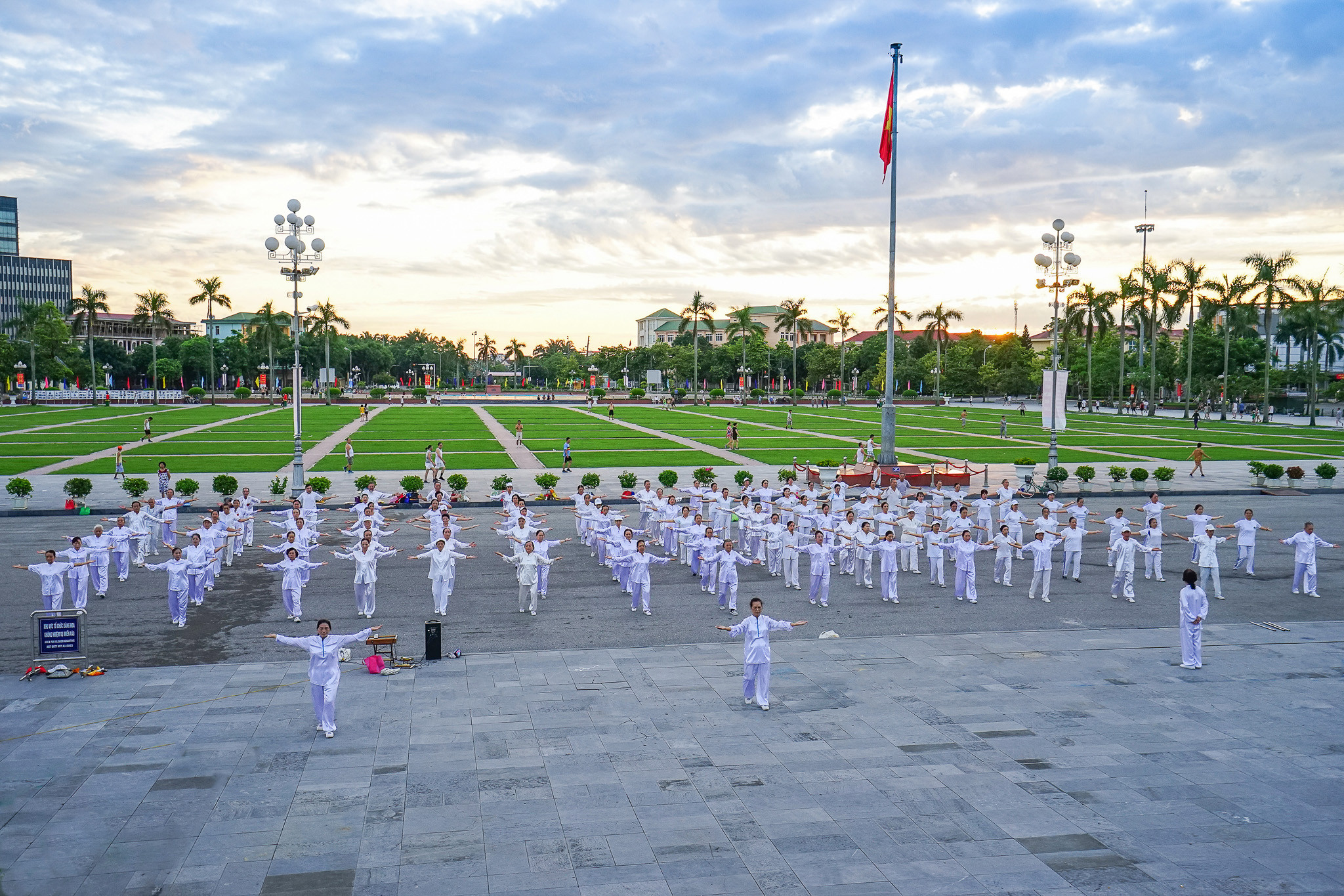 Quảng trường Hồ Chí Minh - điểm du lịch không thể bỏ lỡ ở Thành Vinh.  Ảnh: Hồ Đình Chiến