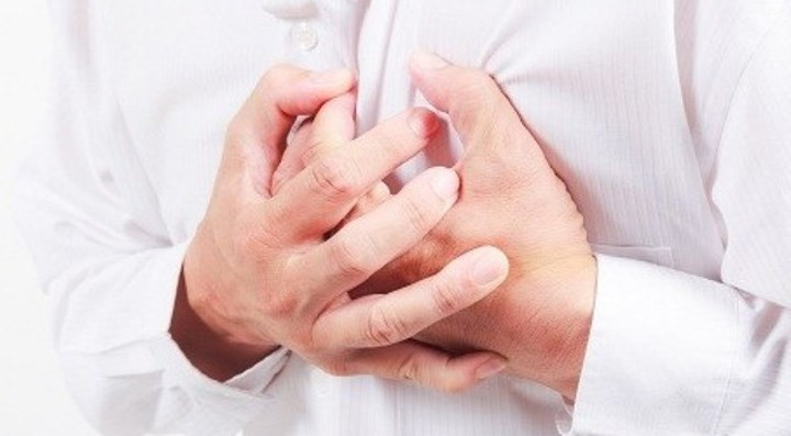 Đau thắt ngực: Trái tim có trách nhiệm bơm máu xung quanh cơ thể, nhưng để hoạt động bình thường, tim cũng cần lưu lượng máu đầy đủ. Lưu thông máu kém trong động mạch đến tim gây ra đau thắt và nặng nề trong ngực. Đau ngực cũng có thể là dấu hiệu của xơ vữa động mạch. Nếu bạn bị đau ngực, hãy tham khảo ý kiến bác sĩ ngay lập tức để ngăn chặn một vấn đề y tế đe dọa đến tính mạng