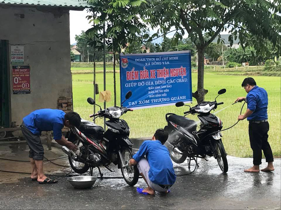 Một điểm rửa xe thiện nguyện của Đoàn xã Đồng Văn