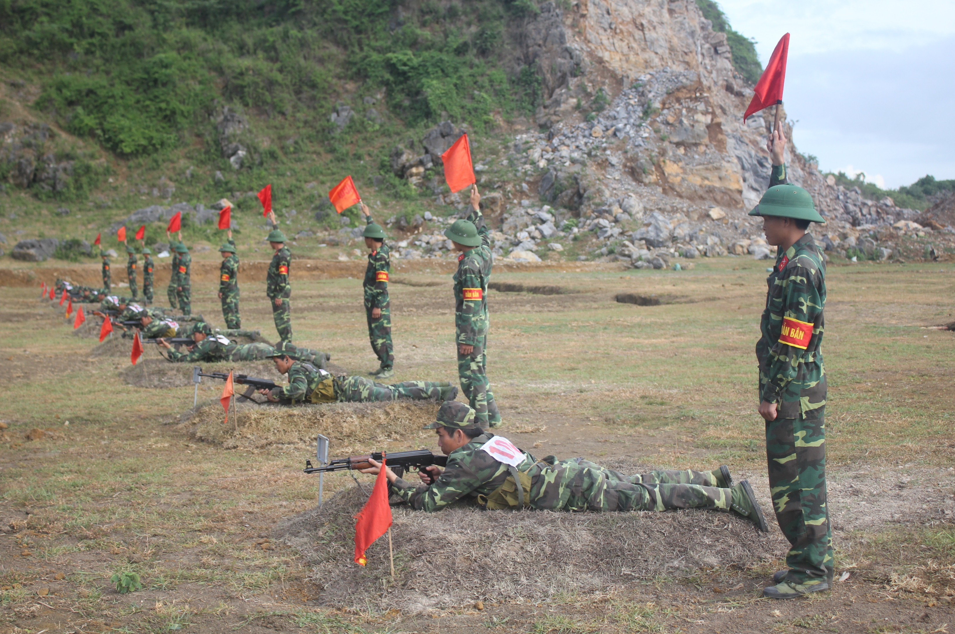 Đồng chí Thượng tá Hoàng Duy Chiến - Phó Sư đoàn trưởng Tham mưu trưởng tặng cờ lưu niệm cho các đội tuyển về tham gia hội thi. Ảnh: Hà Hữu Tân