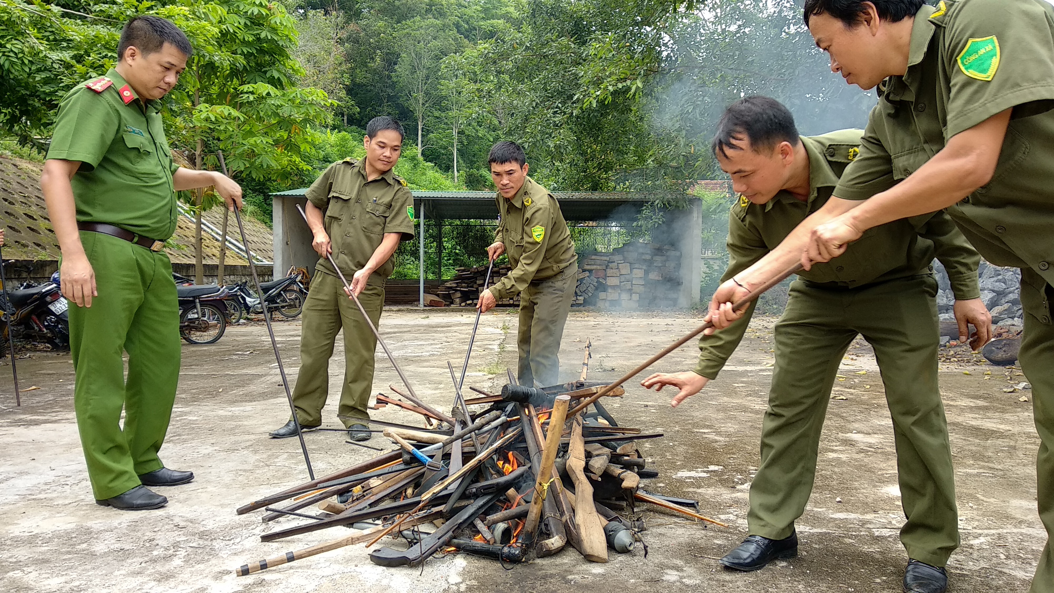 Hình thức tiêu hủy là đốt và chôn lấp theo quy định. Ảnh: Đình Tỷ