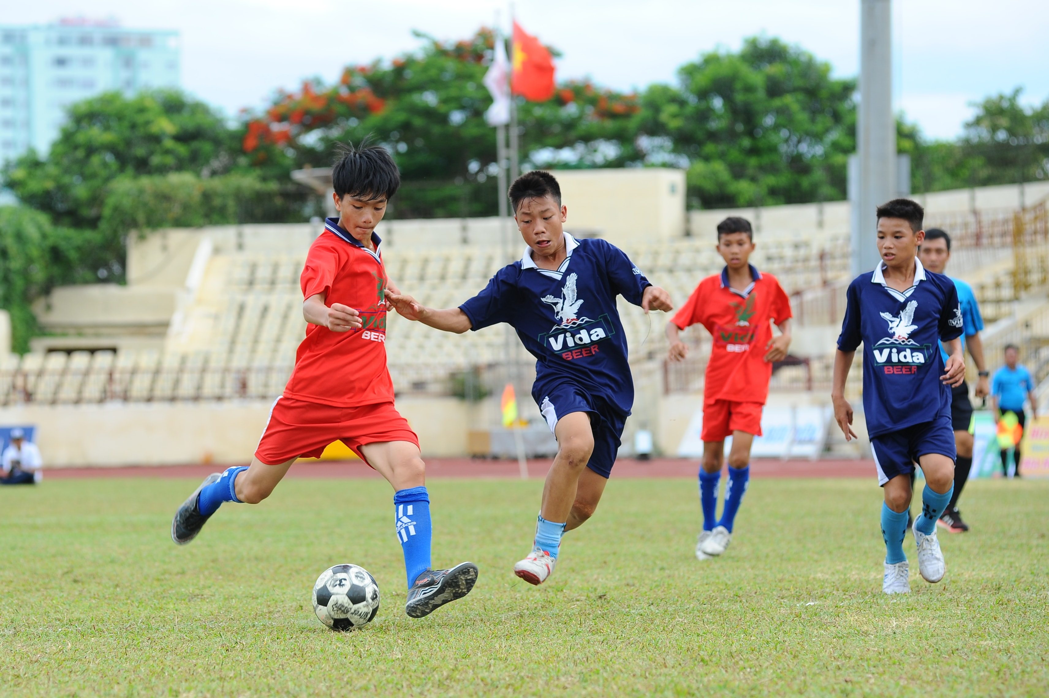 Trước sự đeo bám rát, TN Quỳnh Lưu tỏ ra khó khăn trong việc tổ chức lối chơi. Ảnh: Thành Cường