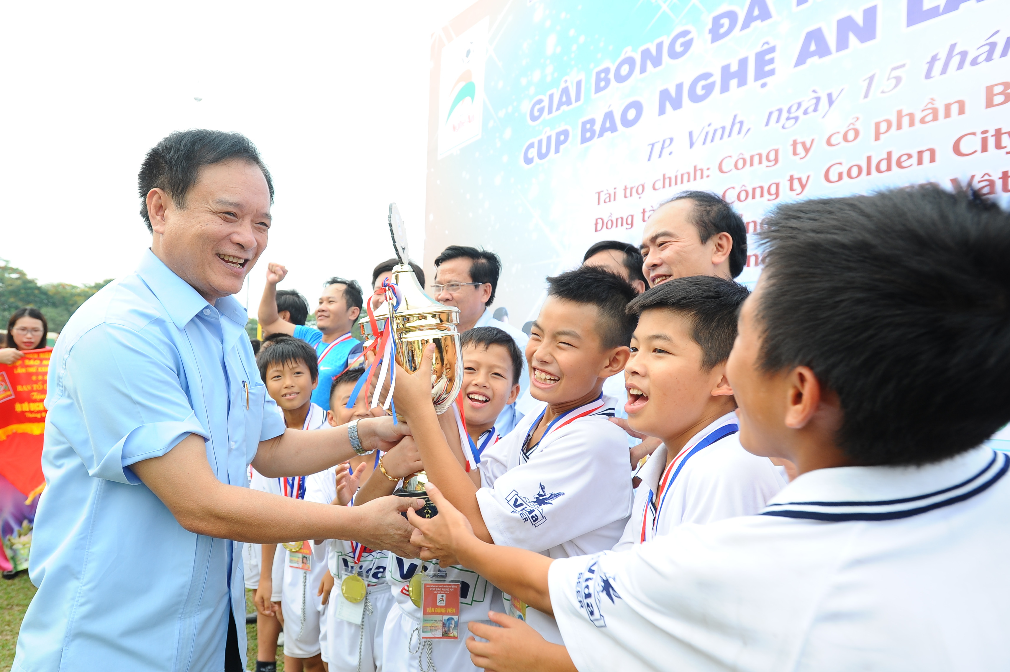 Đồng chí Hồ Phúc Hợp trao cúp vô địch cho đội NĐ Yên Thành. Ảnh: Thành Cường