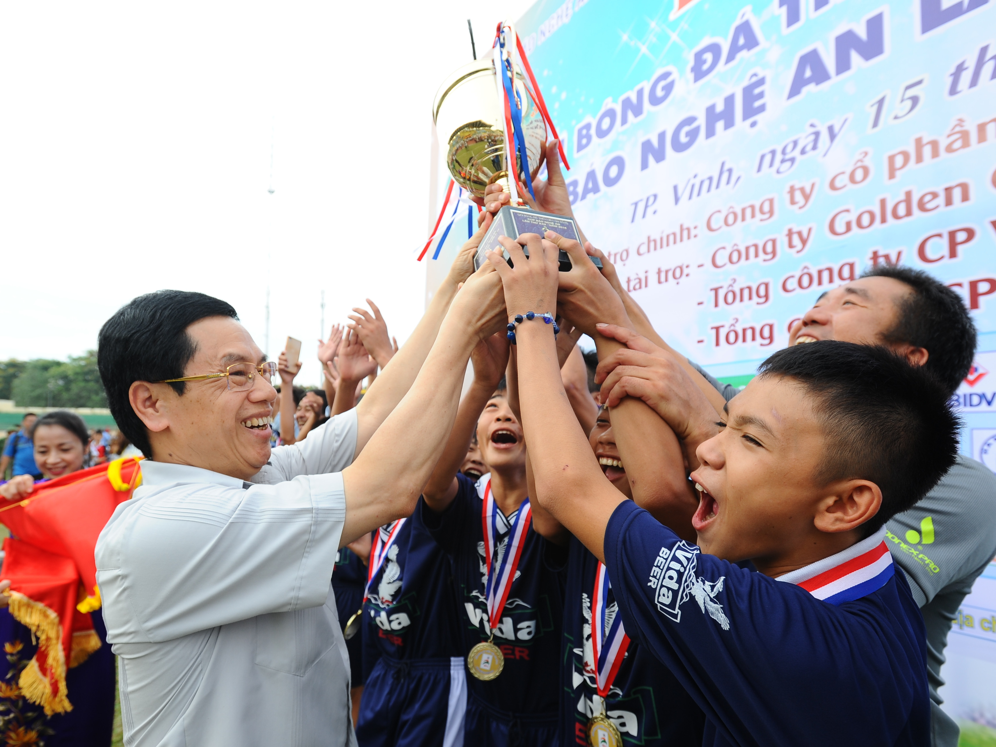 Đồng chí Nguyễn Xuân Sơn trao cúp vô địch cho đội bóng TN Yên Thành. Ảnh: Thành Cường