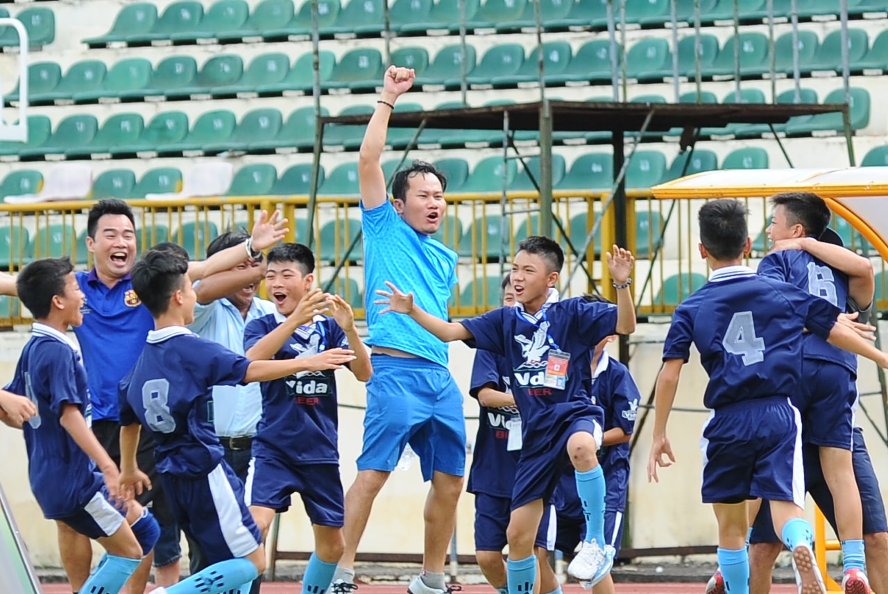 Cầu thủ, ban huấn luyện Đội TN Yên Thành vui mừng với chiến thắng. Ảnh: Thành Cường