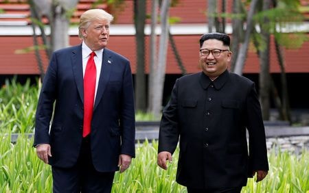 Ông Kim Jong-un được khắc họa là một nhà kiến tạo hòa bình toàn cầu, khi có vai trò ngang bằng với Tổng thống Mỹ. Ảnh: AP