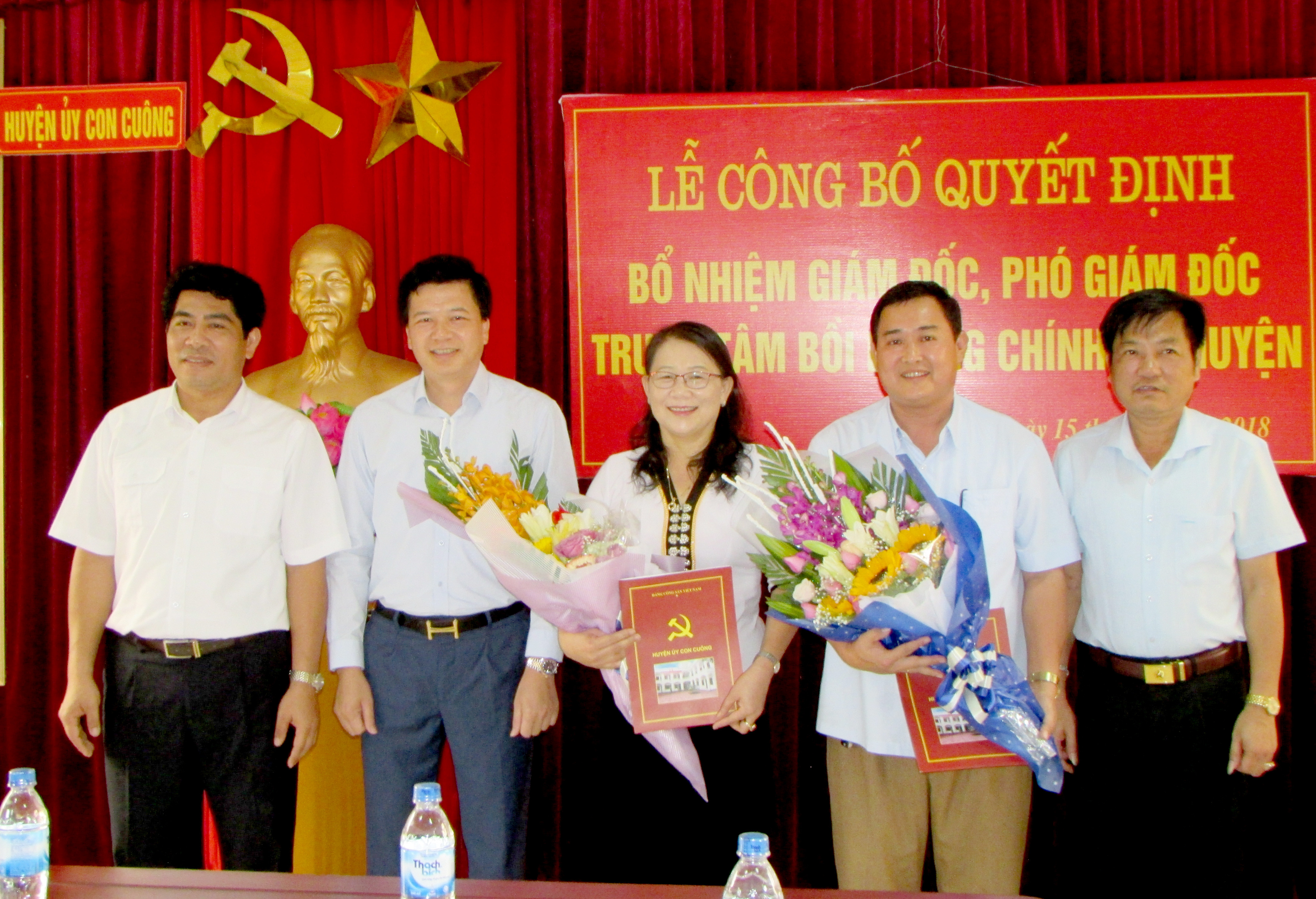 Thường trực Huyện ủy Con Cuông trao Quyết định và tặng hoa chúc mừng các cán bộ được bổ nhiệm. Ảnh: Bá Hậu.