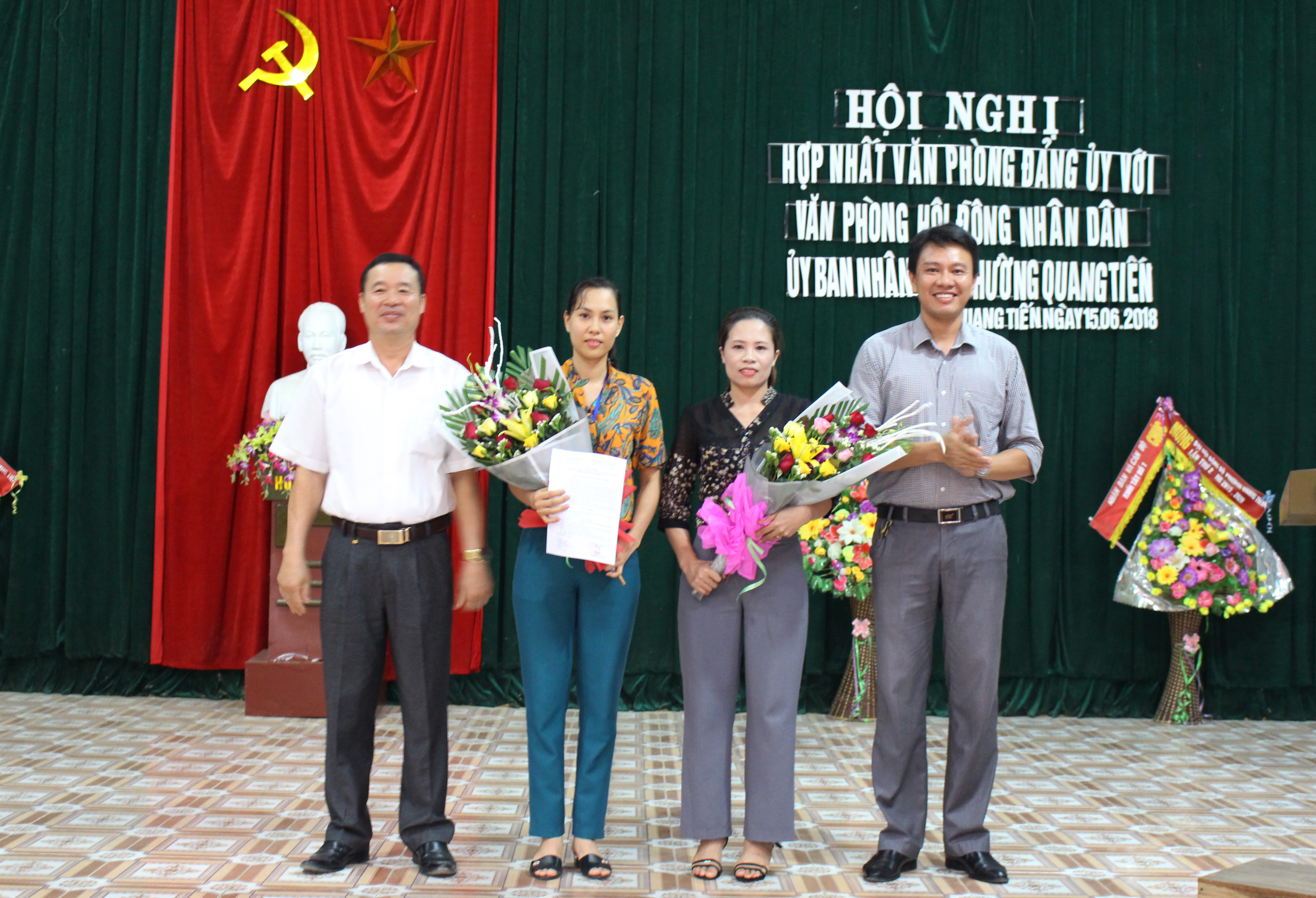 Lãnh đạo phường Quang Tiên, thị xã Thái Hòa trao quyết định, tặng hoa chúc mừng các công chức nhận công tác mới. Ảnh: Hoàng Thủy