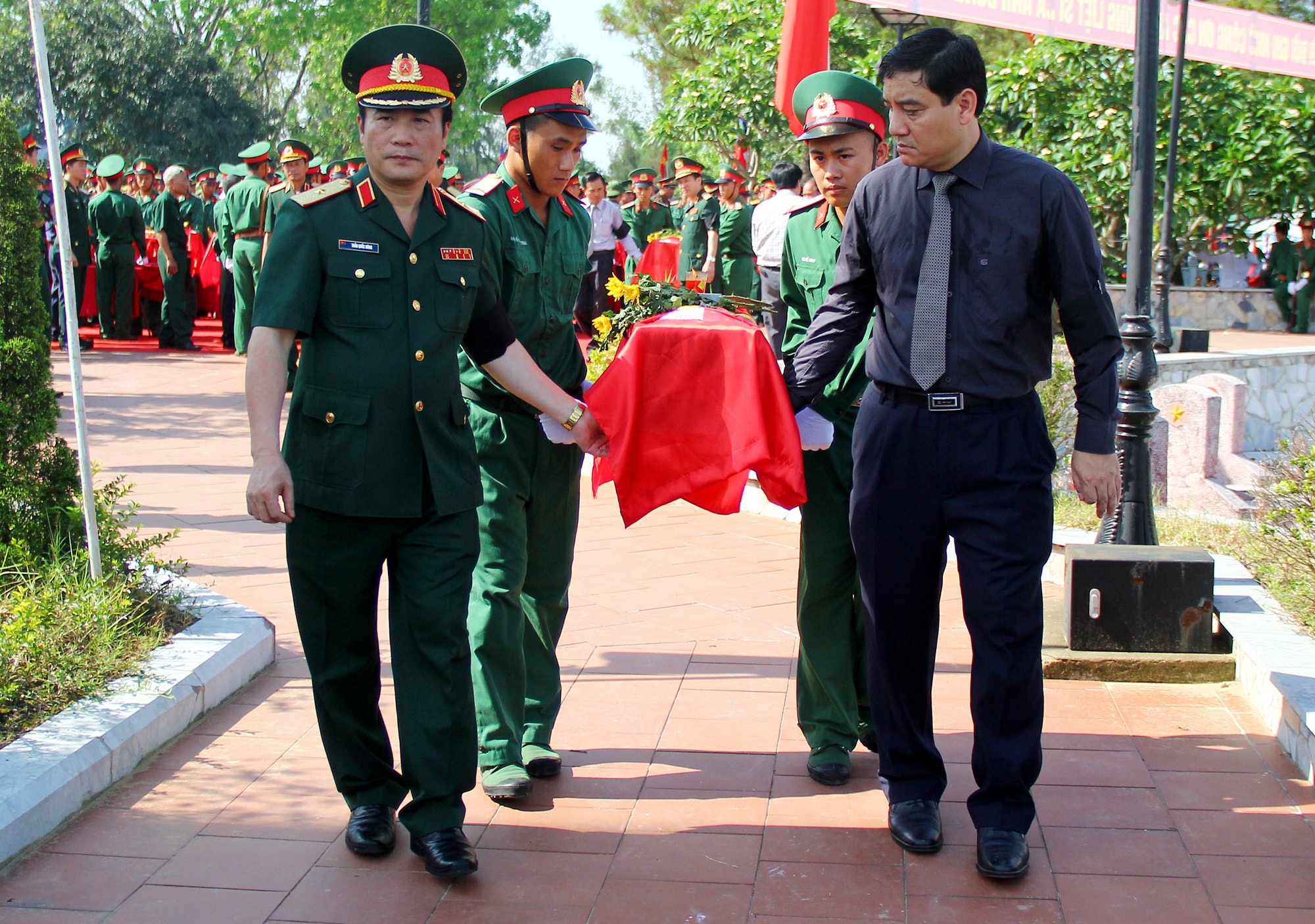 Các hài cốt liệt sỹ được đưa về mai táng ở Nghĩa trang liệt sỹ huyện Nghi Lộc. Ảnh: Tiến Hùng