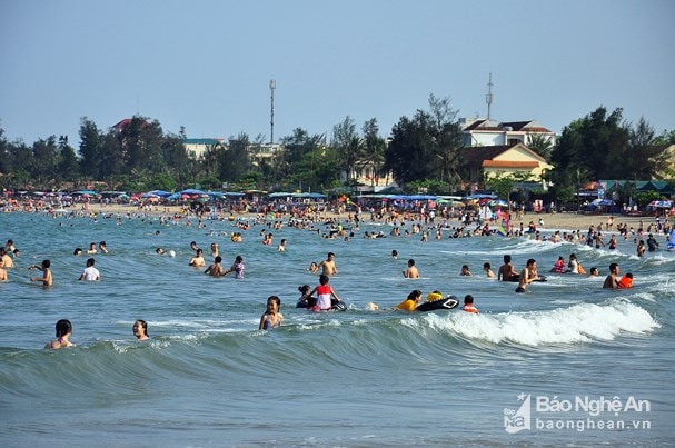 Trong ngày 16/62018, Cửa Lò đón hàng nghìn du khách trong và ngoài tỉnh về nghỉ dưỡng