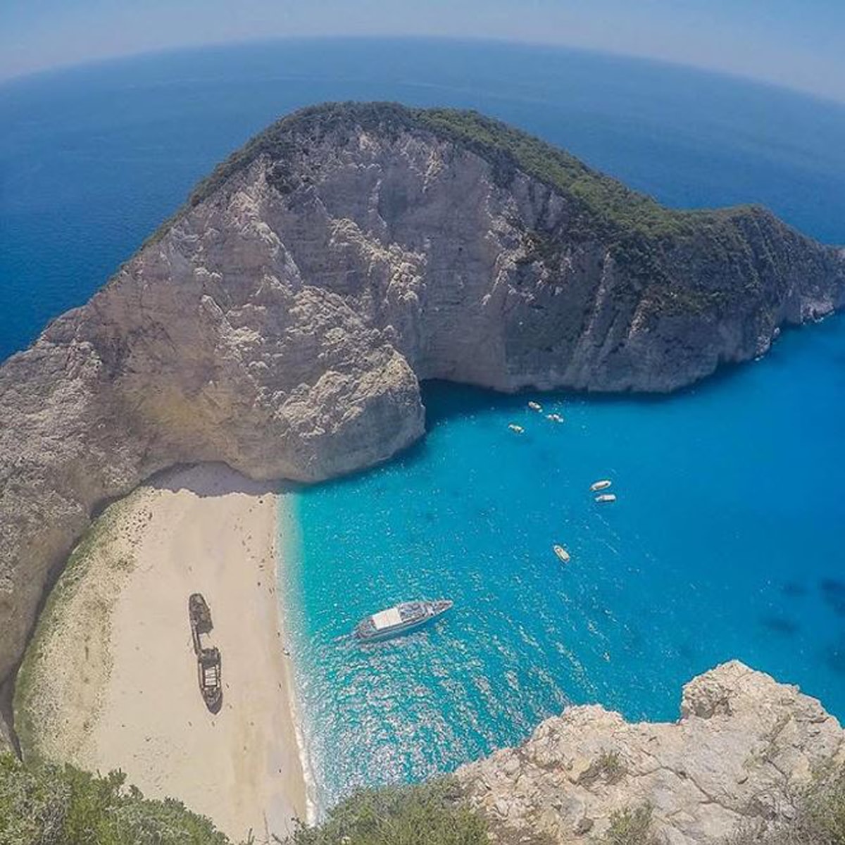 Bãi biển Navagio, Hi Lạp: Đây là một trong những bãi biển nổi tiếng và được chụp ảnh nhiều nhất ở Hi Lạp.