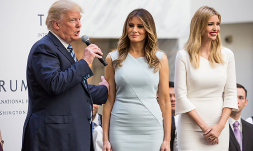Tổng thống Donald Trump (trái),cùng Đệ nhất phu nhân Melania Trump (giữa) và Ivanka Trump, phát biểu tại hội nghị thượng đỉnh tại Trung Đông tháng 5/2017 tại trung tâm hội thảo VuaAbdulaziz ởthủ đô Riyadh,Saudi Arabia. Ảnh: Reuters.