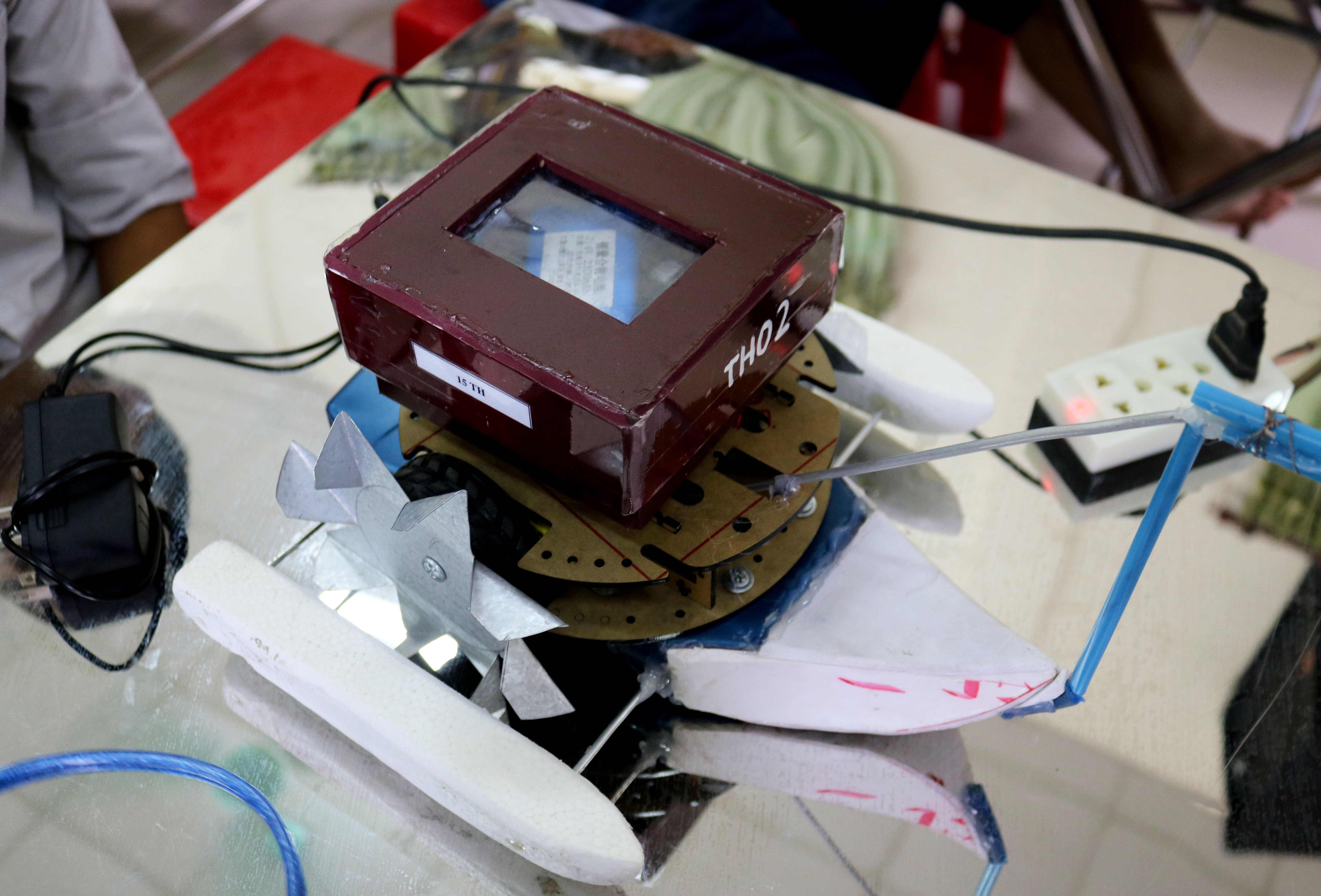 Sản phẩm robot dự thi do chính các em học sinh làm nên từ nhựa, giấy… phế thải., Ảnh: Huy Thư