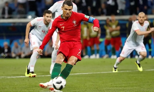 Ronaldo lần đầu ghi nhiều hơn một bàn ở một kỳ World Cup. Ảnh: AP.