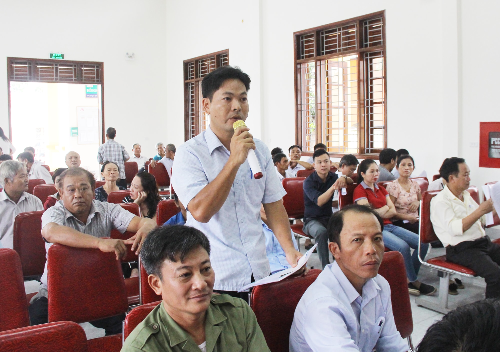 Cử tri Nguyễn Văn Thông, xóm Xuân Hương kiến nghị giải quyết hỗ trợ đền bù giải phóng mặt bằng kịp thời. Ảnh: Minh Chi