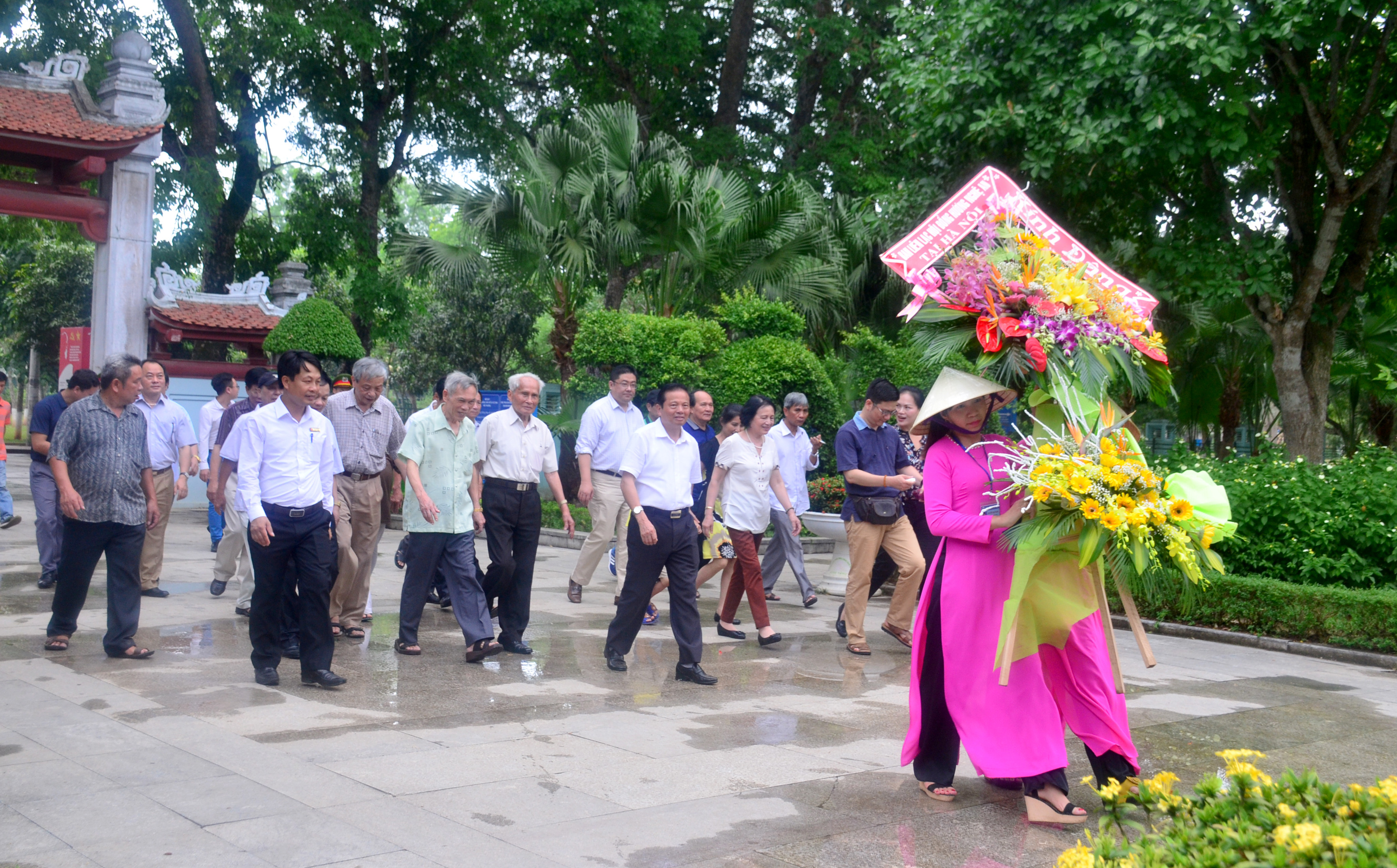 Đoàn đến dâng hoa tại Khu Di tích Kim Liên. Ảnh: Thành Duy