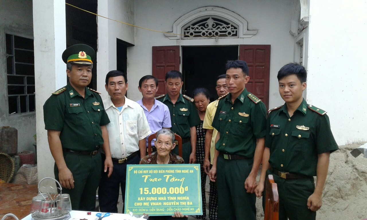 Trao tiền hỗ trợ xây dựng nhà tình nghĩa cho mẹ VNAH ở Diễn Châu. Ảnh Hải Thượng