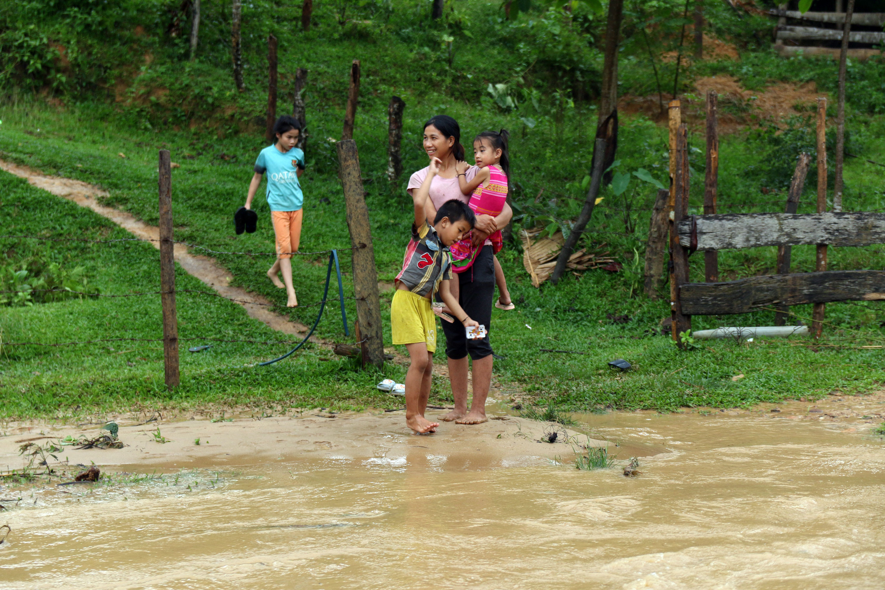 Cách đó 7km, dân bản Na Bón xã Tiền Phong huyện Quế Phong, nhiều người cũng đang chờ nước rút để về nhà. Ảnh : Đào Thọ 