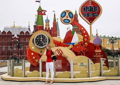 Đồng hồ đếm ngược đến World Cup tại Moskva (Nga). Ảnh: AFP