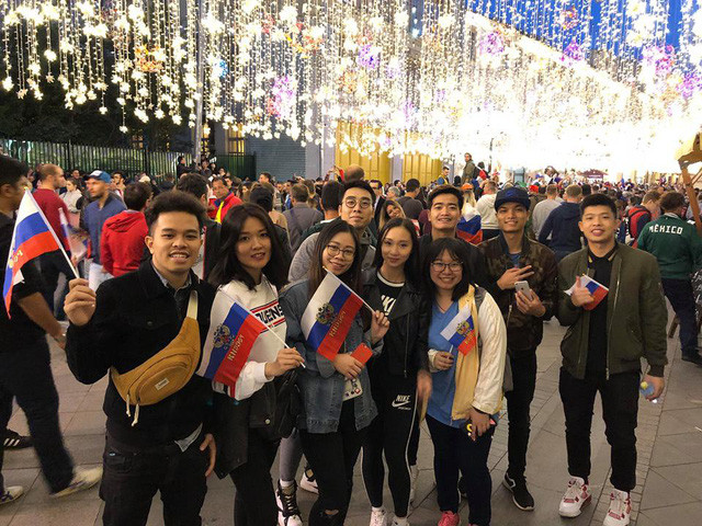 Bạn trẻ Việt cổ vũ cho đội tuyển Nga nhiệt liệt vì với họ, nước Nga giống như quê hương thứ hai.