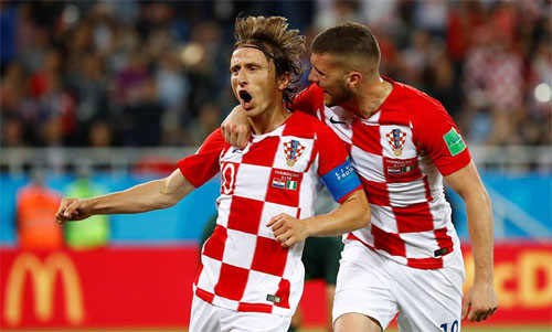 Croatia giành lợi thế trên đường vào vòng 1/8.