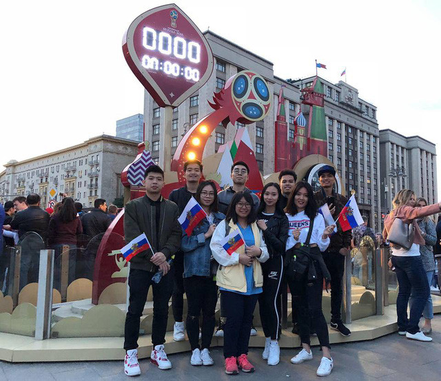 Bạn bè ở quê nhà không khỏi ghen tị khi nhìn cảnh các bạn du học sinh Việt nườm nượp đến sân bóng xem World Cup.