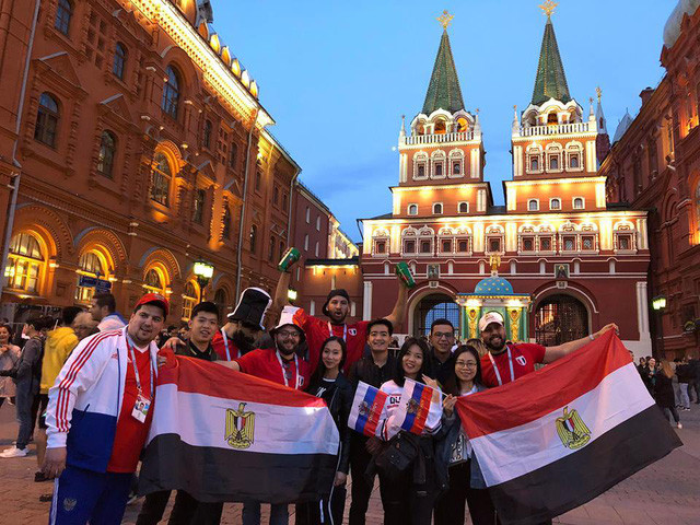 Giương cao lá cờ Nga khi đội tuyển nước nhà có chiến thắng 