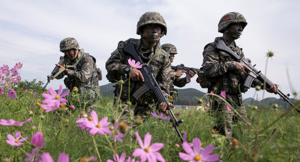 Lính thủy đánh bộ Hàn Quốc tập trận. Ảnh: Reuters