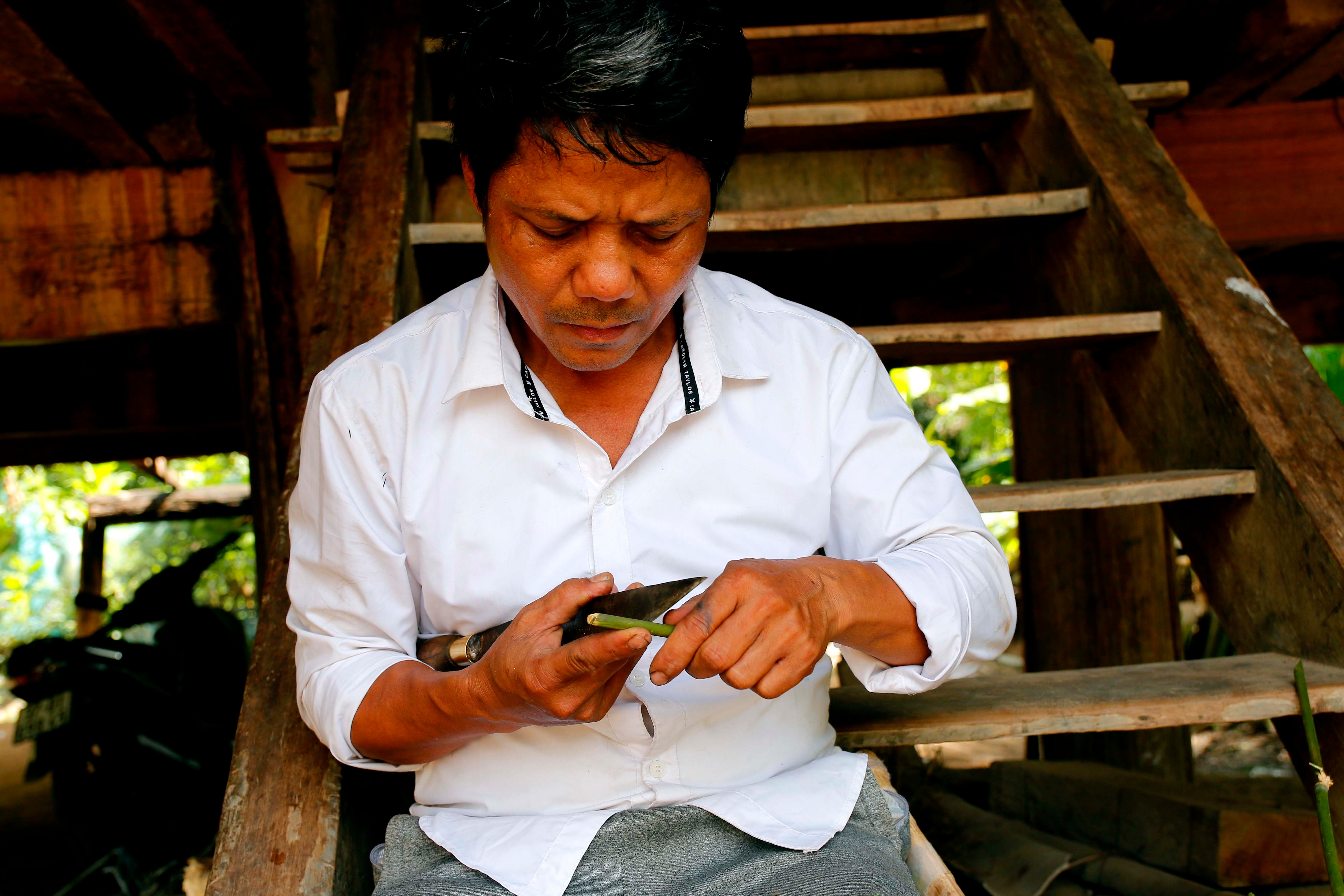 Anh Moong Văn Cương (1965), trú tại bản Na Bè, xã Xá Lượng, Tương Dương cho biết: Để có được một chiếc pí ưng ý thì việc chọn nứa là một trong những yếu tố rất quan trọng. Phải chọn những cây nứa già, có thớ nứa mỏng, nếu chọn nứa non khó làm và không để được lâu, còn thớ nứa dày thì âm thanh phát ra sẽ không hay. Ảnh: Đình Tuân