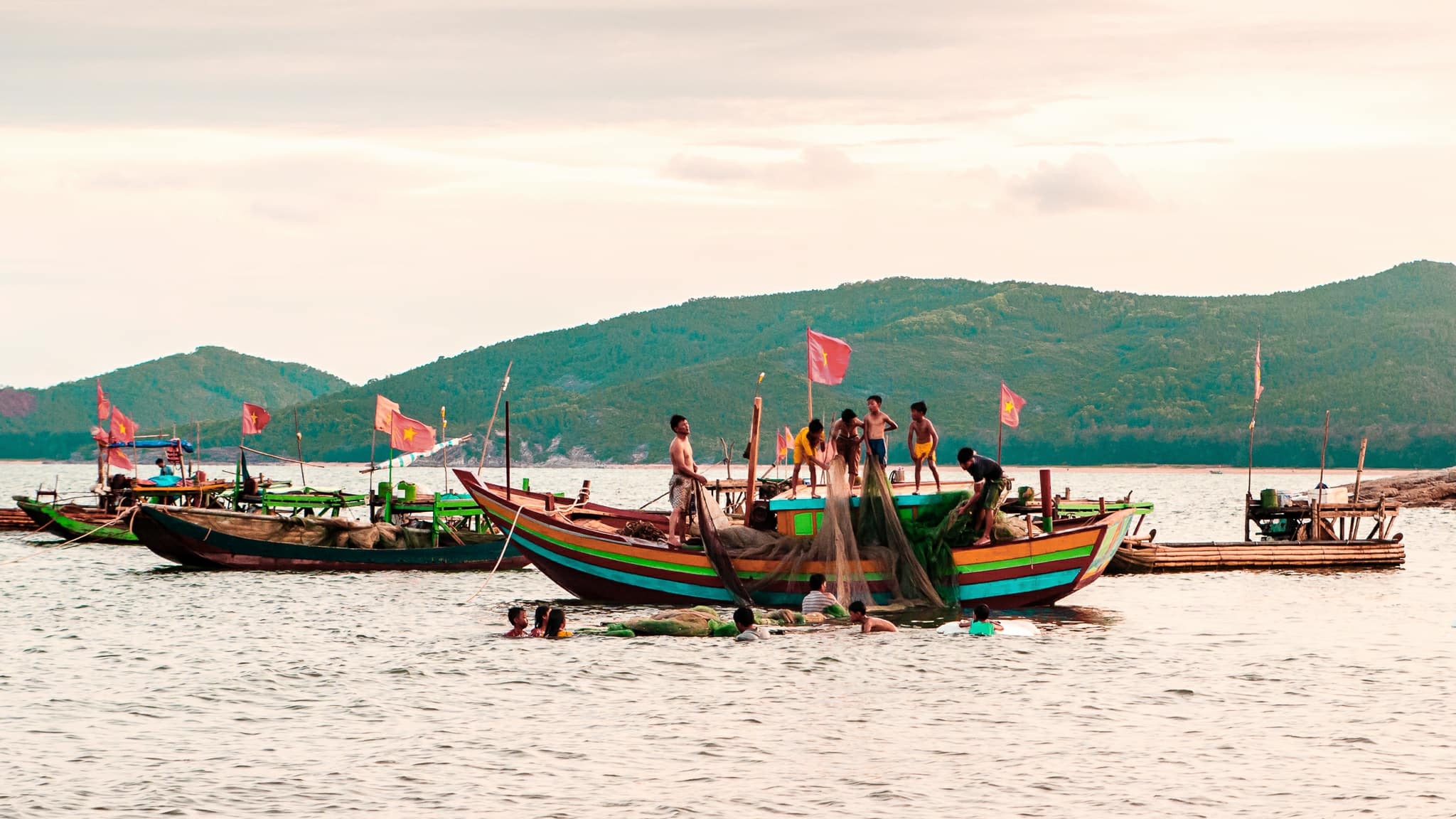 Đông Minh là một làng chài nhỏ thuộc xã Quỳnh Lập với số lượng ngư dân khiêm tốn, chủ yếu chỉ đánh bắt gần bờ, phụ thuộc vào thời tiết mà ra biển lúc sáng sớm hoặc chiều tối. Ảnh: Duy Sơn