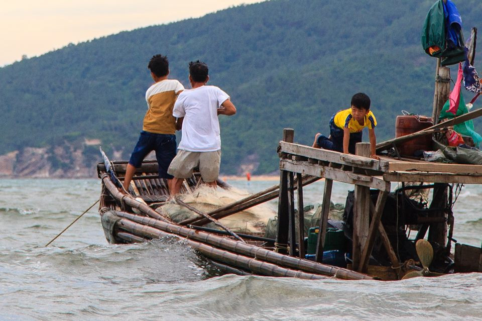 Dù vậy, nhịp sống ở làng chài nhỏ vẫn giữ không khí trầm mặc, bình yên rất riêng. Vào kỳ nghỉ hè, những đứa trẻ lớn giúp bố ra biển đánh cá. Ảnh: Duy Sơn