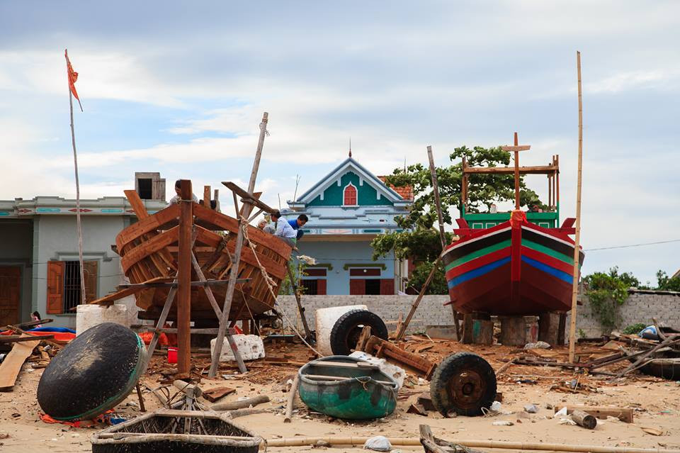 Phương tiện đánh bắt của người dân nơi đây là những con thuyền nhỏ với kết cấu còn thô sơ. Ảnh: Duy Sơn