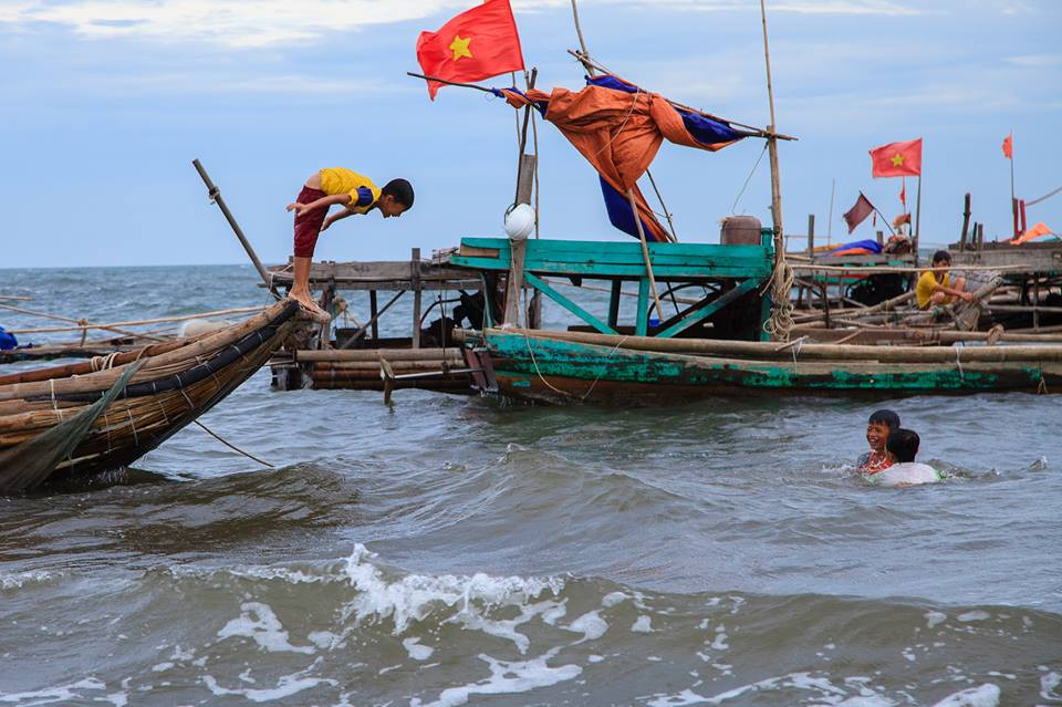 Tiếng nô đùa của lũ trẻ ở một góc biển là âm thanh ồn ào nhất ở làng chài. Ảnh: Duy Sơn