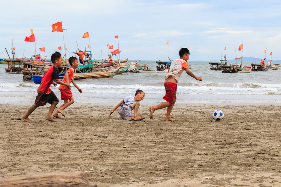 Một trận bóng được diễn ra trước khi bọn trẻ chia nhau lên thuyền giúp bố đánh bắt. Ảnh: Duy Sơn