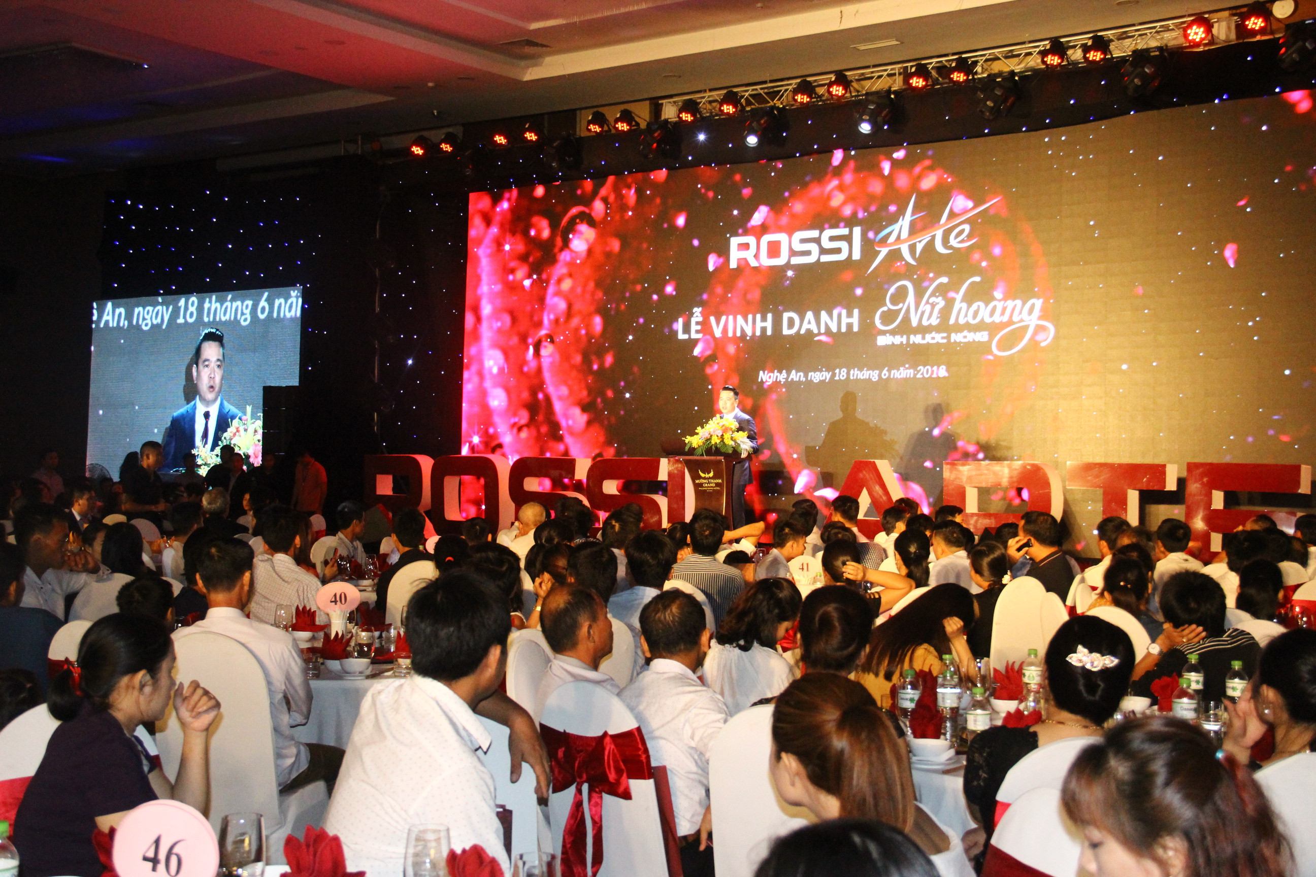 Có  hơn 4.000 khách hàng của Tân Á Đại Thành tại địa bàn Thanh Hóa, Nghệ An, Hà Tĩnh, Quảng Bình, Quảng Trị tham gia sự kiện. Ảnh Hoàng Vĩnh.
