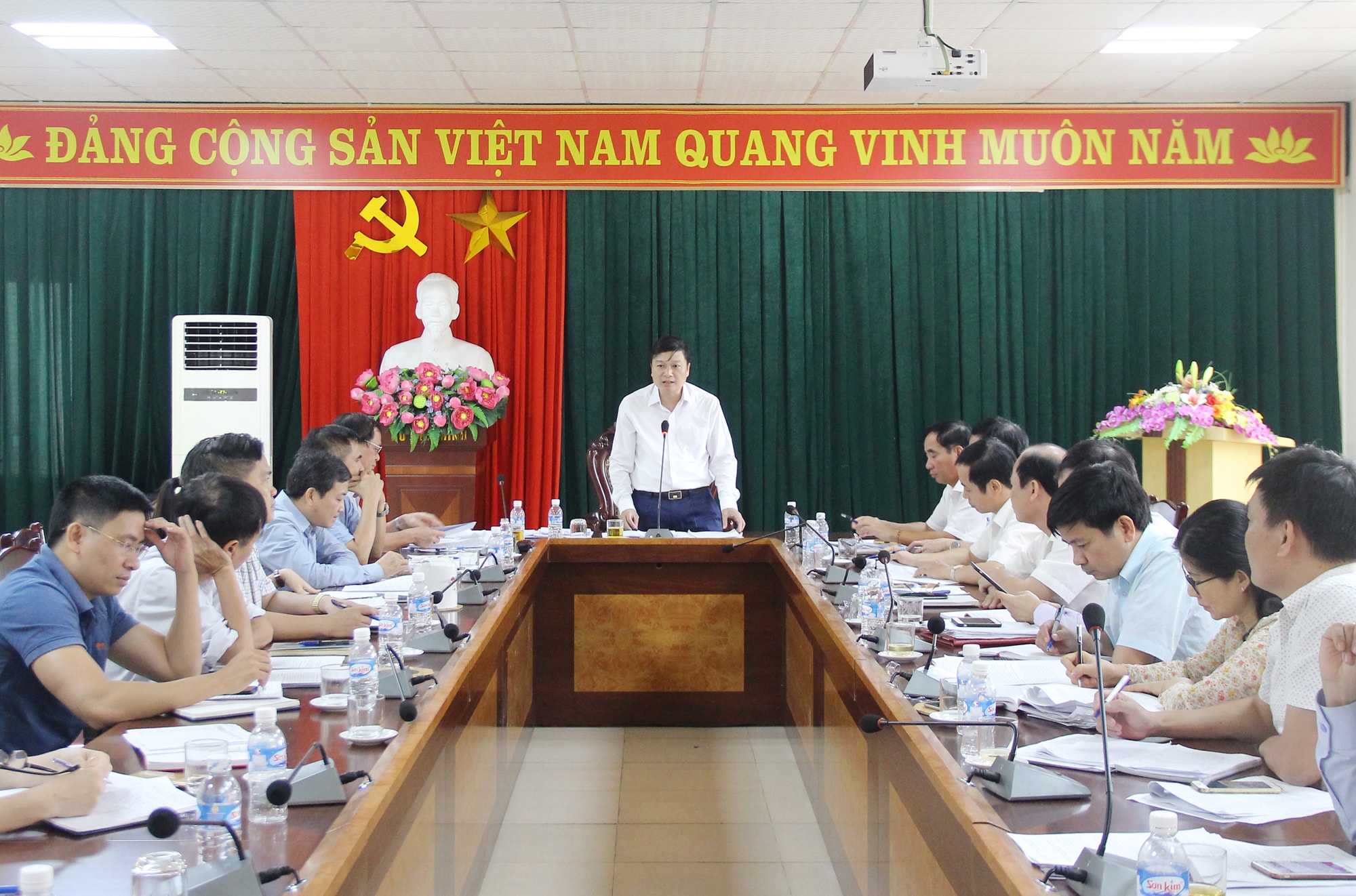 Đồng chí Lê Hồng Vinh - Ủy viên Ban Thường vụ Tỉnh ủy, Chủ nhiệm Ủy ban Kiểm tra Tỉnh ủy, Trưởng ban Kinh tế - Ngân sách HĐND tỉnh chủ trì cuộc làm việc.