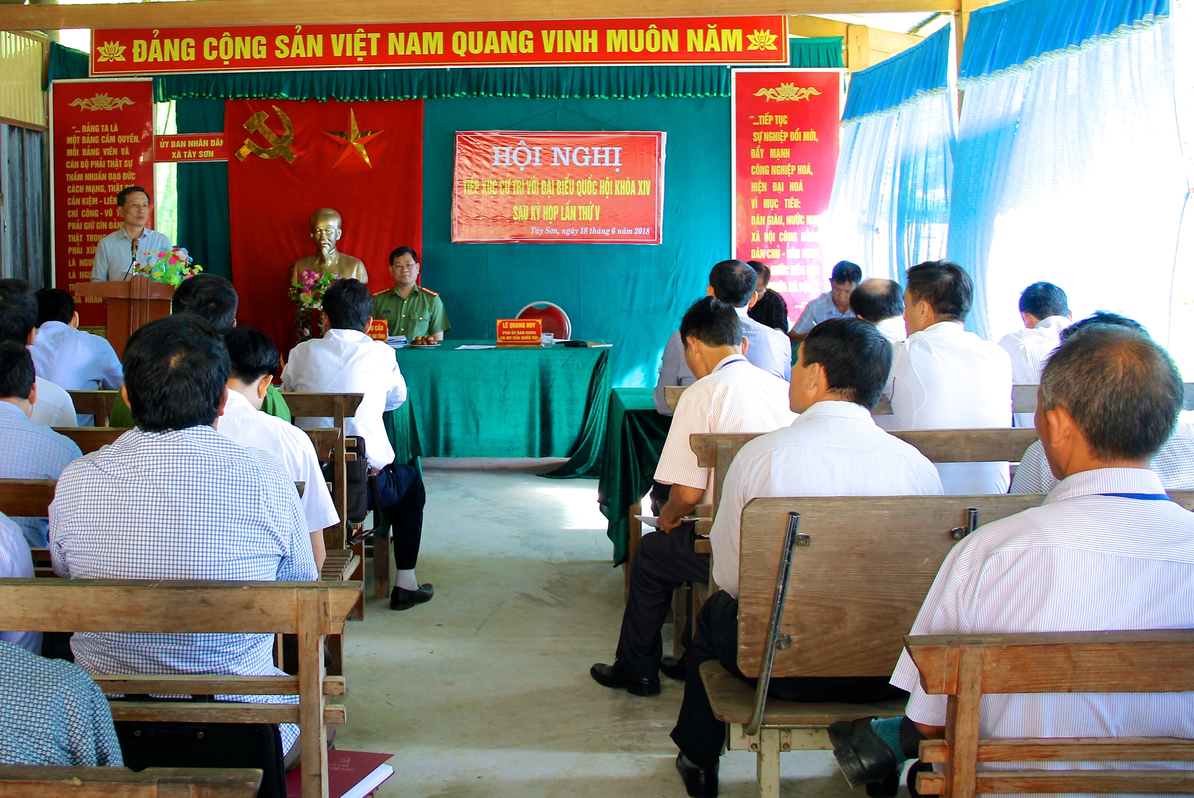 Sáng 18/6, đoàn ĐBQH tỉnh gồm các ông: Lê Quang Huy - Phó Chủ nhiệm Ủy ban Khoa học Công nghệ và Môi trường Quốc hội; và Nguyễn Hữu Cầu - Ủy viên BTV Tỉnh ủy, Giám đốc Công an tỉnh, có buổi tiếp xúc với cử tri xã Tây Sơn, huyện Kỳ Sơn.  Cùng tham dự có các đồng chí: Vi Hòe - Bí thư Huyện ủy, Nguyễn Thanh Hoàng - Chủ tịch UBND huyên; đại diện các Sở, ngành: Nông nghiệp và Phát triển nông thôn; Giao thông vận tải; Tài nguyên môi trường. Ảnh: Mỹ Nga 