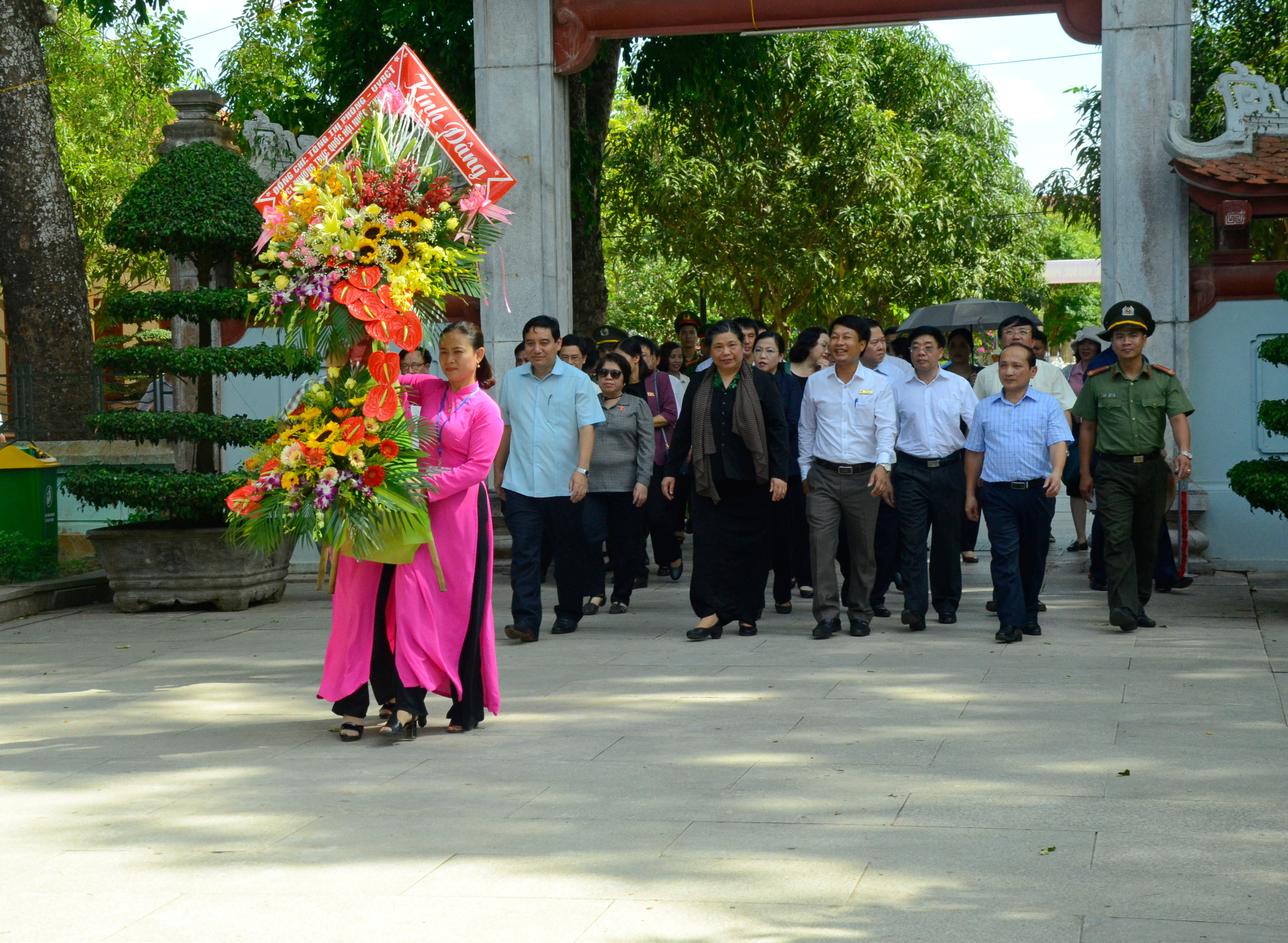 Đoàn công tác dâng hoa tưởng niệm Chủ tịch Hồ Chí Minh tại Khu Di tích Kim Liên, Nam Đàn. Ảnh Thanh Lê