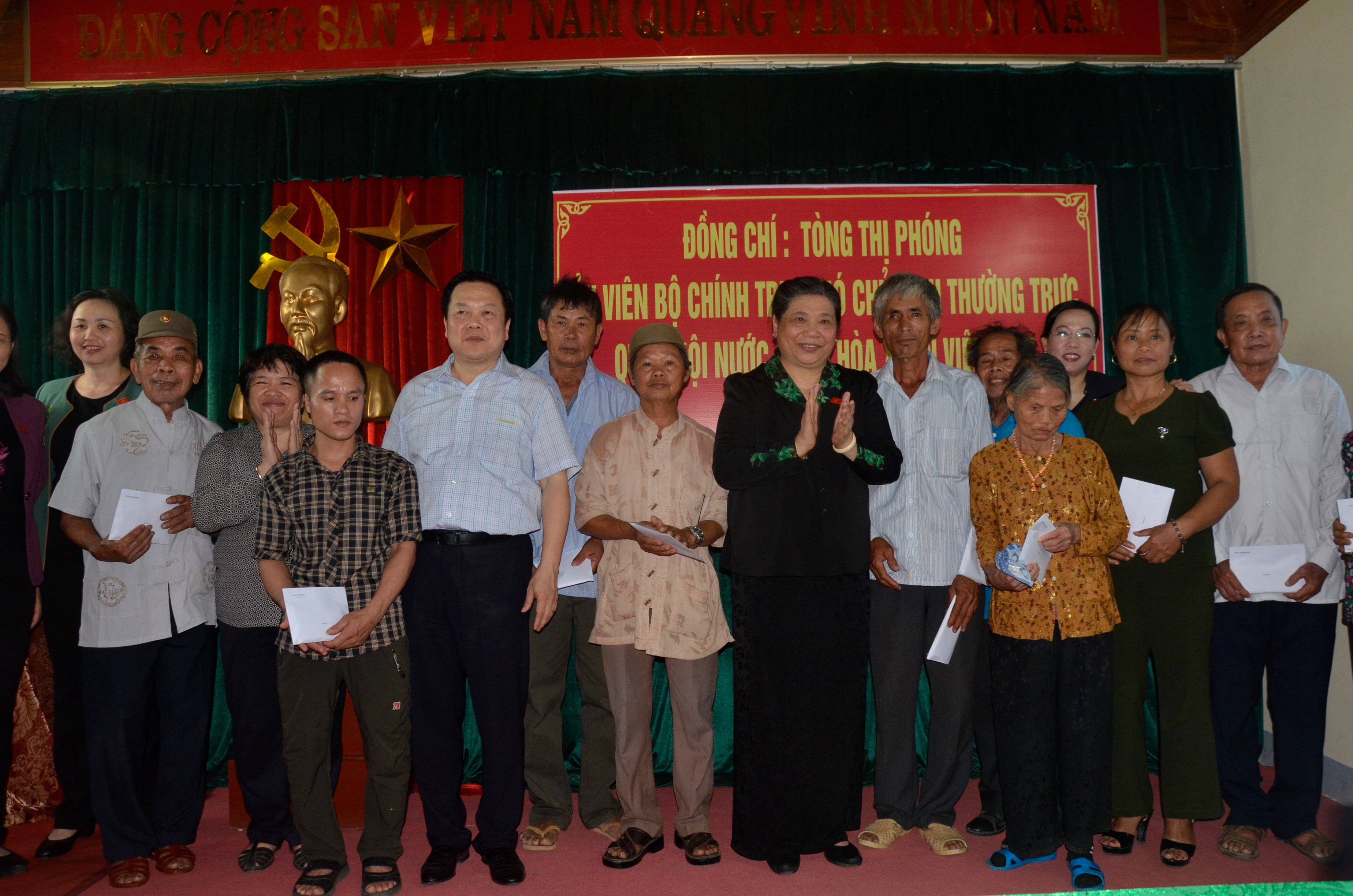 Đồng chí Tòng Thị Phóng trao tiền hỗ trợ xây dựng Nhà tình nghĩa cho 10 gia đình chính sách có hoàn cảnh đặc biệt khó khăn của huyện Nam Đàn và Đô Lương. Ảnh Thanh Lê