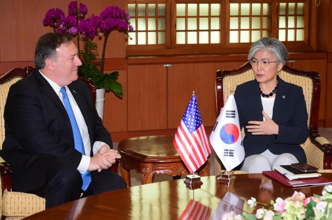Ngoại trưởng Mỹ Mike Pompeo và người đồng cấp Hàn Quốc Kang Kyung-wha. Ảnh: AP